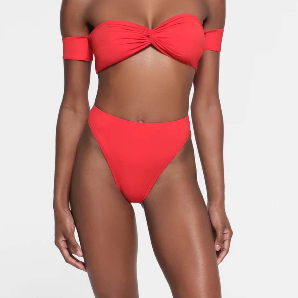 SKIMS SIGNATURE SWIM HIGH LEG BIKINI BOTTOM
RUBY / M